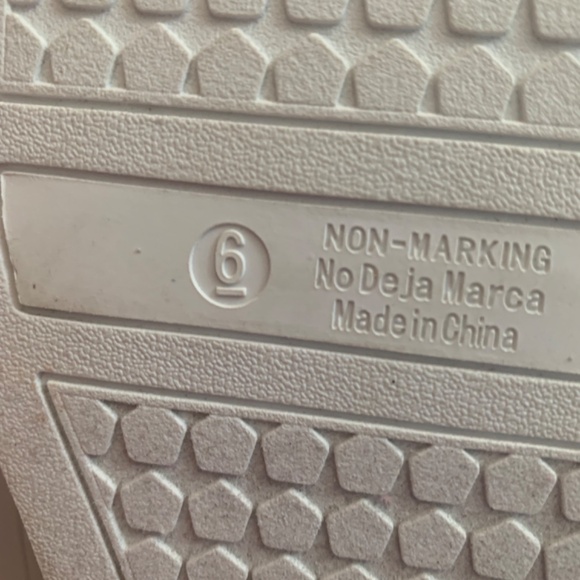 Hello Kitty Size 6 Kids or 8 Women’s Sneakers - Picture 9 of 9